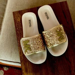 Michael kors flip flops. Good condition